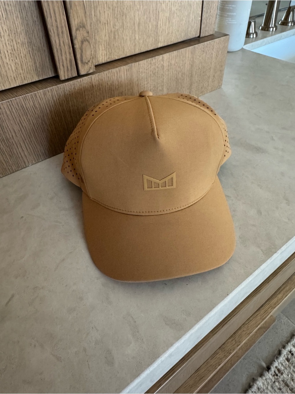 NWOT Melin ODYSEA HYDROLITE
Performance Snapback Hat